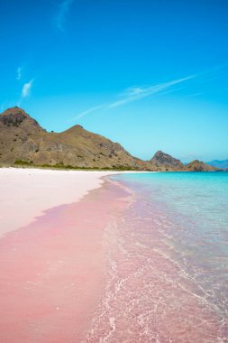 Labuan Bajo, Endonezya 'da pembe kum ve mavi deniz