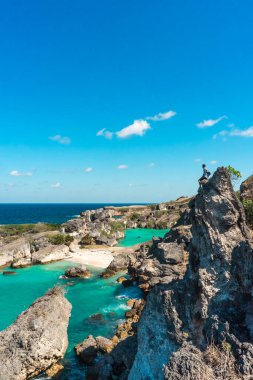 Deniz manzarası ve kayalık plaj