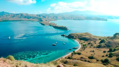 Yaz boyunca Nusa Tenggara Endonezya 'daki gili Lawa adasının tepesinden güzel manzara.