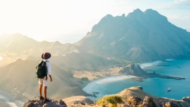 Dağın tepesindeki turistler Endonezya 'daki Komodo Ulusal Parkı' ndaki Padar Adası 'nın güzel manzarasına bakıyorlar. yaz arkaplanı ve yaz tatili konsepti. 