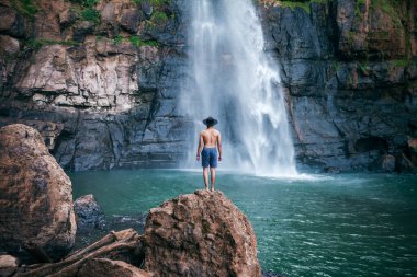 Şelaledeki genç adam