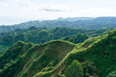 Sabahları yeşil dağların güzel manzarası