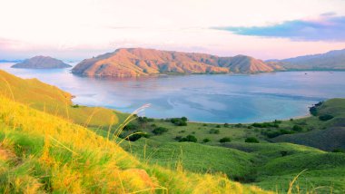 Gili Lawa, Komodo Ulusal Parkı, Endonezya 'da gün batımı ile güzel deniz manzarası.