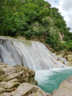 Doğada güzellik, tropikal ormanda inanılmaz şelale.