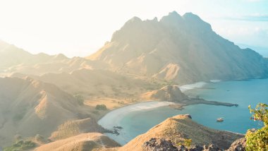 Endonezya 'daki Komodo Ulusal Parkı' ndan güzel bir dağ ve deniz manzarası. yaz arkaplanı ve yaz tatili konsepti. 