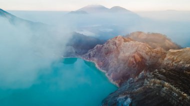 Güneşin doğuşuyla güzel dağ manzarası