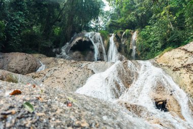 Tropikal yağmur ormanlarında güzel ve doğal bir şelale. Doğa konsepti, açık hava, orman, yeşil, seyahat