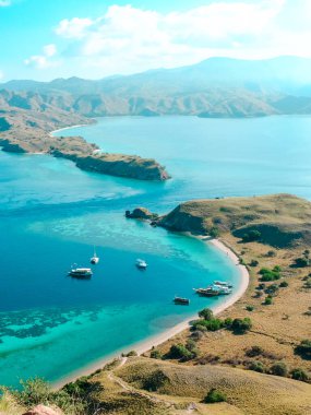 Endonezya 'daki Komodo Ulusal Parkı' ndaki Gili Lawa Adası 'nın tepesinden inanılmaz bir manzara..