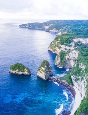 Kayalar, mavi deniz, bali ve Endonezya ile güzel deniz manzarası, 