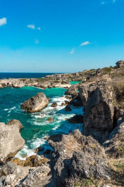 Mavi okyanuslu güzel deniz manzarası
