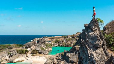 Deniz kıyısındaki bir uçurumun kenarındaki kadın