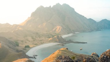 Endonezya 'daki Komodo Ulusal Parkı' nda dağ ve plajlı güzel bir Padar Adası manzarası..