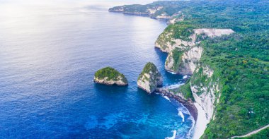 Elmas plajında, nusa penida, bali, Endonezya 'da tropikal sahil ve deniz manzarası.
