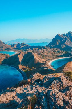 Endonezya 'daki Komodo Ulusal Parkı' nın tepesinden inanılmaz bir manzara. yaz arkaplanı ve yaz tatili konsepti. 
