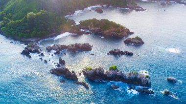 Turkuaz tropikal okyanus ve kayaların havadan görünüşü