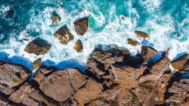 Akdeniz 'in kıyısındaki dalgaların tepesinden akşam manzarası. yüksek kaliteli fotoğraf