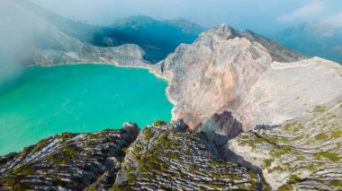 Doğu Java, Endonezya 'daki Kawah Ijen volkanındaki turkuaz sülfür gölünün havadan görünüşü.