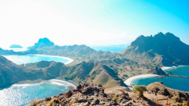 Labuan Bajo, Flores, Doğu Nusa Tenggara Endonezya 'daki Padar adasının güzel doğal manzarası. yaz arkaplanı ve yaz tatili konsepti.