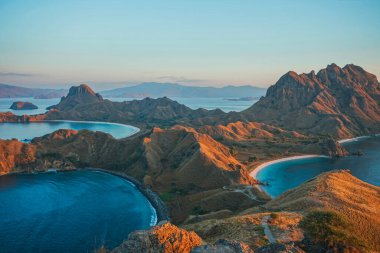 Endonezya 'daki Komodo Ulusal Parkı' nın tepesinden inanılmaz bir manzara. yaz arkaplanı ve yaz tatili konsepti. 