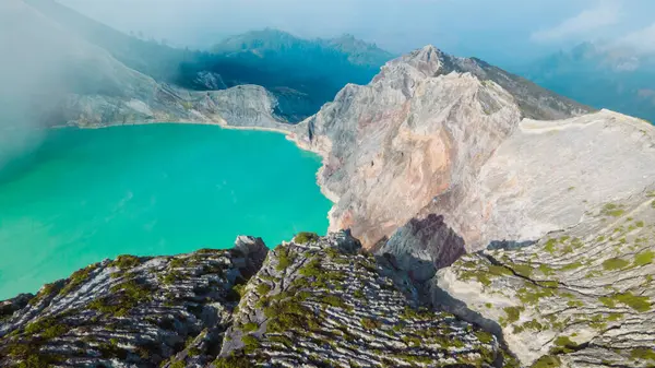 Doğu Java, Endonezya 'daki Kawah Ijen volkanındaki turkuaz sülfür gölünün havadan görünüşü.
