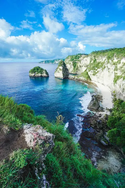 Diamand Beach 'teki kayalıklar, Nusa Penida Adası, Endonezya, Güneydoğu Asya. Endonezya 'nın Nusa Penida adasının doğu kıyısındaki Diamand Plajı' ndaki uçurumlar.