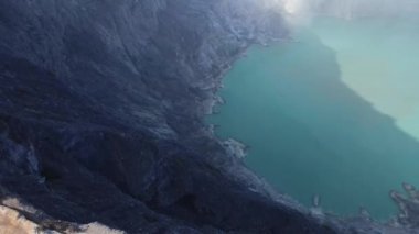 Doğu Java, Endonezya 'da sülfür zümrüt gölü ve Kawah Ijen volkanı çok güzel görünüyor.