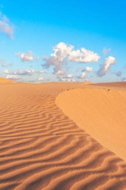 Fas 'ta çöl, mavi gökyüzünde kum tepeleri.