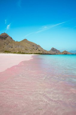 Yaz deniz manzarası, güneşli bir günde mavi deniz suyu. yaz arkaplanı ve yaz tatili kavramı.