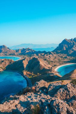 Komodo Ulusal Parkı, Labuan Bajo, Endonezya 'daki Padar Adası' nın güzelliği. Güneşli bir günde Padar Adası manzarası. yaz arkaplanı ve yaz tatili konsepti. 