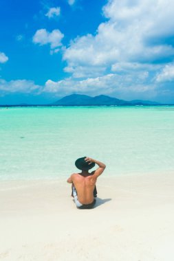 Sahilde oturan adam