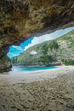 Güzel bir deniz manzarası ve tropik bir sahil.