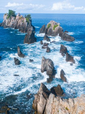 Mavi okyanuslu ve dalgalı güzel deniz manzarası