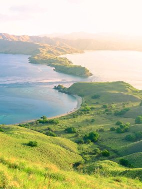 Endonezya 'daki Gili Lawa, Komodo Ulusal Parkı' nda deniz ve sarı gökyüzü manzaralı güzel bir gün batımı manzarası. yaz arkaplanı ve yaz tatili konsepti. 