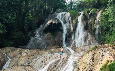 Adam dağlardaki şelalede turist.