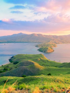 Endonezya 'daki Gili Lawa, Komodo Ulusal Parkı' ndaki Pasifik Okyanusu 'nu güzel ve renkli bir gündoğumu oluşturur. yaz arkaplanı ve yaz tatili konsepti. 