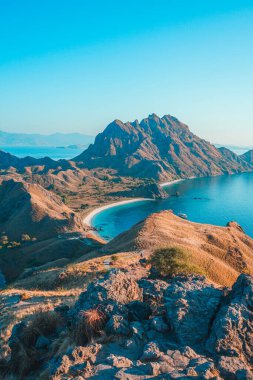 Endonezya 'daki Komodo Ulusal Parkı' nda dağ ve plajlı güzel bir Padar Adası manzarası. yaz arkaplanı ve yaz tatili konsepti.