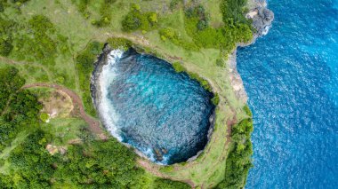 Nusa Penida, Bali, Endonezya 'daki kırık kumsal manzarası