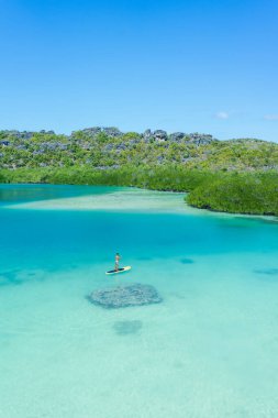 Güzel deniz manzarası ve mavi göl.