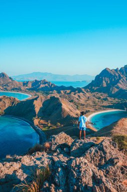 Komodo Ulusal Parkı, Labuan Bajo, Endonezya 'daki Padar Adası' nın güzelliği. Güneşli bir günde Padar Adası manzarası. Yaz ve yaz tatili