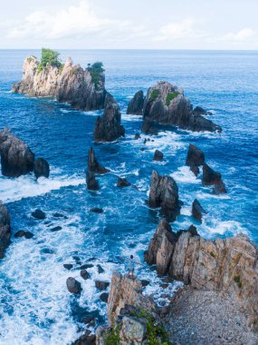 Gigi Hiu Sahili 'nde büyük kaya oluşumu ve büyük dalgalar (Kelumbayan, Tanggamus, Lampung, Endonezya' da kıyı köpekbalığı dişleri)