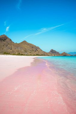 Kumlu plajı ve mavi gökyüzü soyut desenli arka planı olan güzel bir tropikal plaj. Yaz arkaplanı ve yaz tatili kavramının kopyalama alanı.