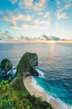 Gün batımı manzaralı güzel deniz ve Kelingking plajı, nusa penida, bali