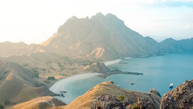 Endonezya 'daki Komodo Ulusal Parkı' ndan güzel bir dağ ve deniz manzarası. yaz arkaplanı ve yaz tatili konsepti.
