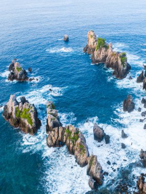 Güzel kayalık deniz ve kayaların hava manzarası