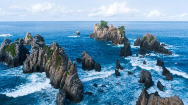 Dalgalar kayalara çarpıyor. Dalgalar çarpıyor. İHA kuş görüntüsü. Üst Manzara. Güzel okyanus dalgaları.