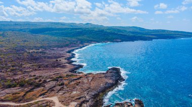 Adanın güzel kayalık kıyıları 