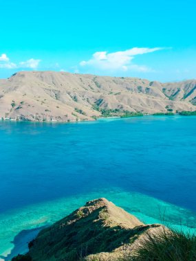 Adadaki dağların güzel manzarası