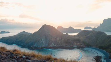 Labuan Bajo, Flores, Doğu Nusa Tenggara Endonezya 'daki Padar adasının güzel doğal manzarası. yaz arkaplanı ve yaz tatili konsepti.