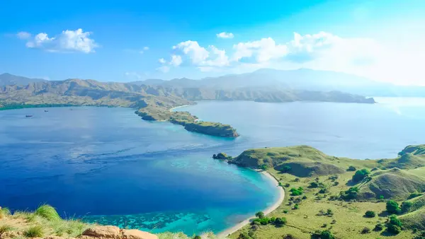 Gili Lawa, Komodo Ntaional Park, Endonezya 'da sabah yeşil tepeli güzel mavi deniz manzarası