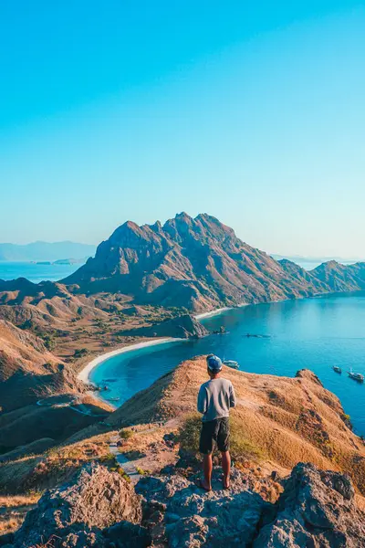 Padar Adası 'nın muhteşem manzarasının tadını çıkaran genç bir adamın arka görüntüsü. yaz arkaplanı ve yaz tatili konsepti.